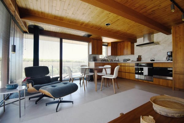 cocina abierta al salón de madera de diseño con comedor