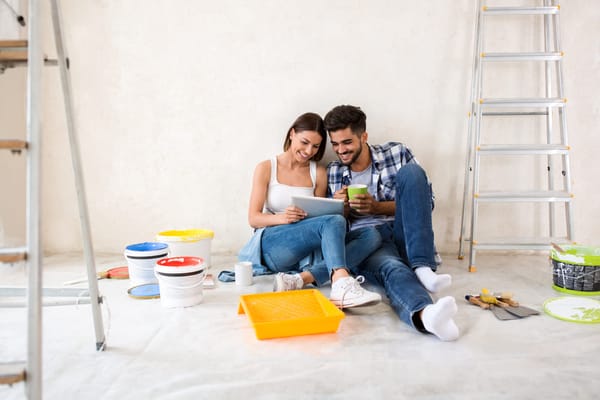 casal conferindo o cronograma de obras da sua casa nova