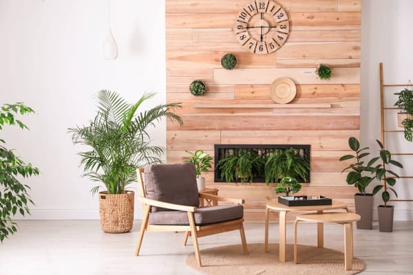 Intérieur de salon élégant avec fauteuil, plantes vertes et jardin zen miniature