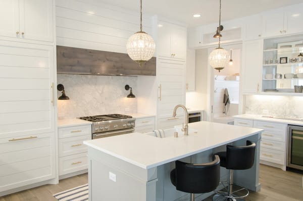 cómo iluminar una habitación oscura, cocina blanca