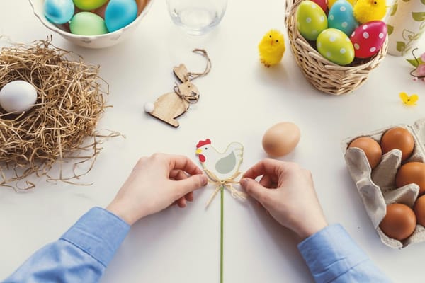 diy-Osterdekoration mit Hahn und Hase aus Papier mit Deko-Eiern