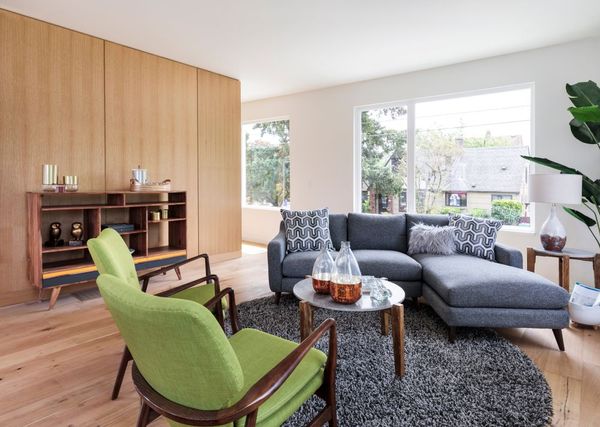 Séjour épuré et lumineux avec un salon rond au centre dans le style Mid-Century Modern