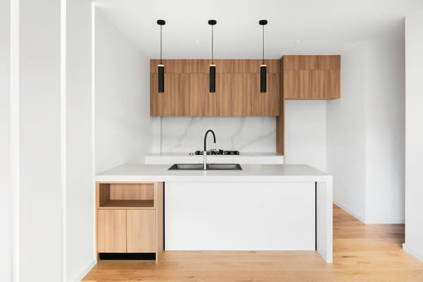 Aménagement petite cuisine : petite cuisine minimaliste aux accents blancs et boisés